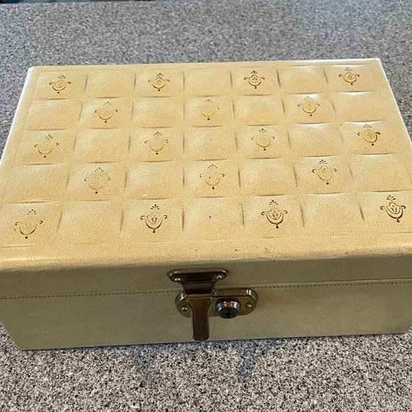 Vintage Musical Jewelry Box Red Interior - Picture 2 of 11